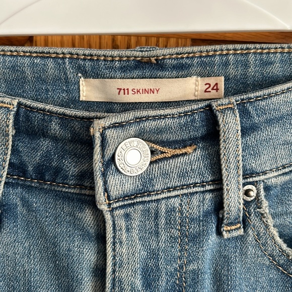 Levi’s 711 Distressed Skinny Jeans - Picture 2 of 3